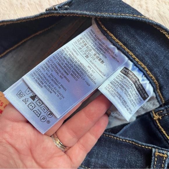 Levi’s dark wash high rise shorts - Picture 4 of 9